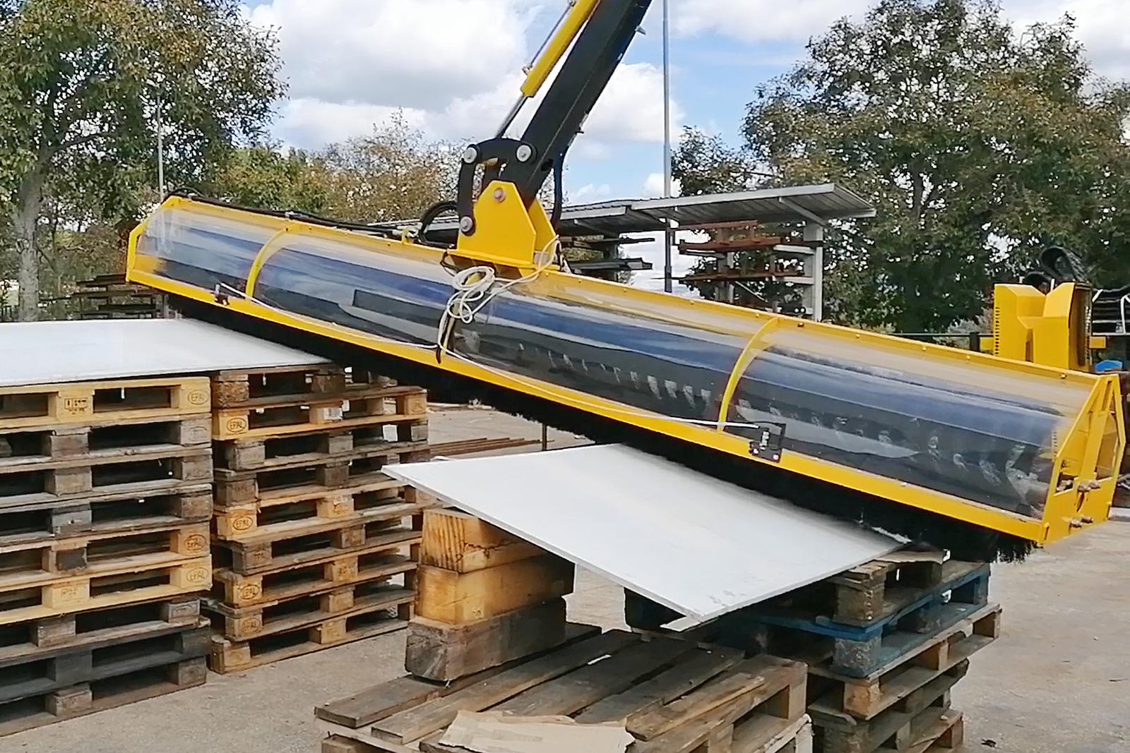 Sistema di allineamento spazzole per lava pannelli solari